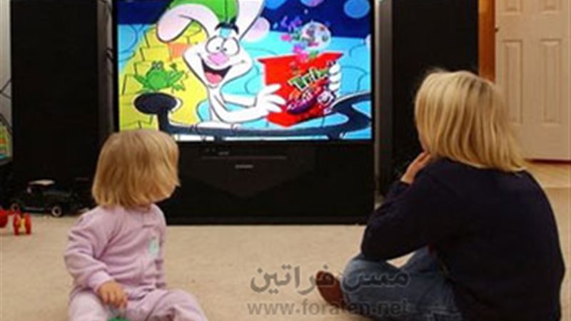 طفل يشاهد الكرتون