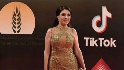 لو خطوبتك قربت.. استوحي إطلالتك من فستان دينا الذهبي بمهرجان القاهرة السينمائي