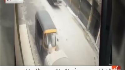 فيديو | آخر جرائم التوك توك.. يصدم سيدة ويفقدها الوعي بحدائق حلوان