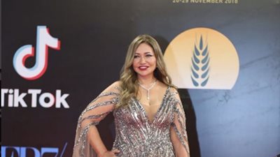 هتلبسي إيه لإطلالة ملوكية.. فستان ليلى علوى في مهرجان القاهرة بتوقيع البحيري