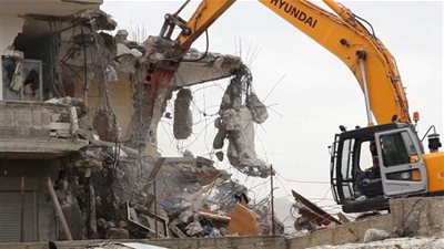 فيديو.. قوات الاحتلال تهدم العديد من المحال التجارية في القدس