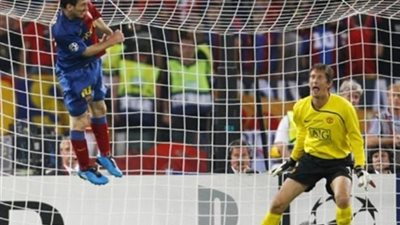 قصة صورة.. ميسي يطير ويلدغ فان دير سار برأسية قاتلة في نهائي دوري الأبطال