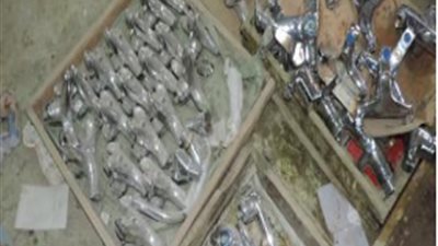 ضبط صاحب مصنع بدون ترخيص لإنتاج وتصنيع خلاطات المياه المغشوشة بالخانكا