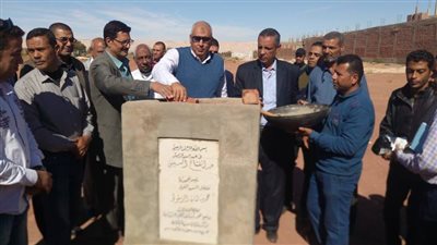 محافظ الوادي الجديد يفتتح مشروعين ويضع حجر أساس ثالث بـ4.1 مليون جنيه