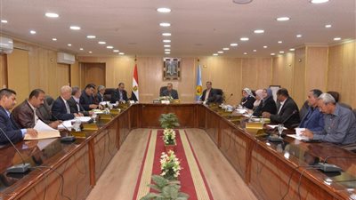 محافظ أسيوط يناقش الخطة الاستثمارية للمراكز