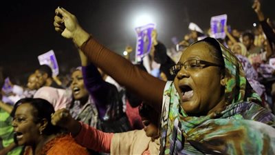 سوق عكاظ  في فيس بوك يبيع فتاة سودانية في مزاد علني بـ500 بقرة