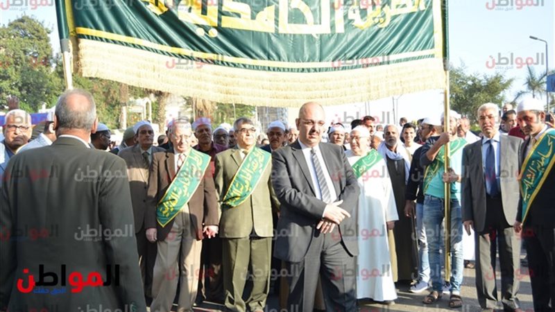توافد الأهالي على