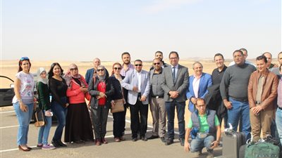 صور.. 24 طبيبا من القصر العيني لعلاج طفل في الوادي الجديد