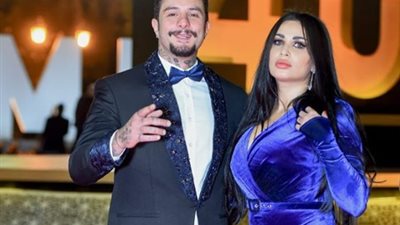 فيديو| من البوسة للركوع أمامها .. أحمد الفيشاوي وزوجته ماركة مسجلة في المهرجانات 