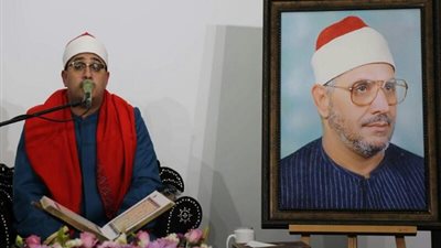 فيديو .. القارئ محمود الشحات أنور يتذكر والده الراحل أثناء تلاوة القرآن