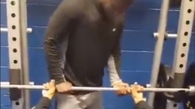 عامل نفسك 40 رجل .. شاب حاول استعراض مهارته في حمل الأثقال وكانت النهاية مؤلمة 