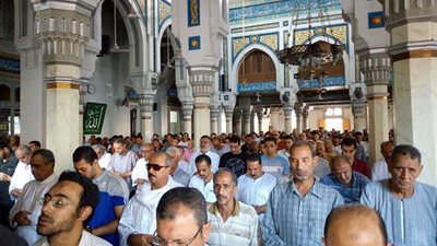 صور ..المئات من المصلين يؤدون صلاة الجمعة بمسجد التوبة بدمنهور 