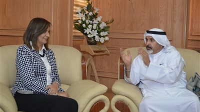 نبيلة مكرم تستقبل الكاتب الكويتي عبد العزيز التميمي خلال زيارته لمصر