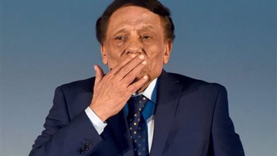 حوار نادر في 5 دقائق ..  هذه هدية أنور السادات لعادل إمام 