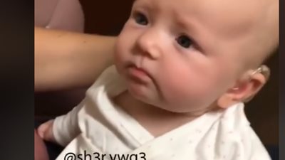 عيالنا مش بتطلع كدا ليه .. شاهد رد فعل طفل يسمع صوت أمه لأول مرة!