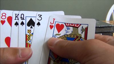 عمرنا ما خدنا بالنا منها .. ما سر رقم 8 في الكوتشينة؟
