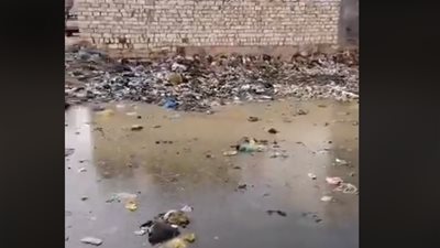 فيديو| مواطن بقرية احمد عرابي بالبحيرة يستغيث: بحر المجارى يداهم المنازل