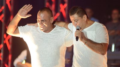 مواقف وطرائف فنية | محمد لطفي يتعرض لموقف طريف برفقة عمرو دياب
