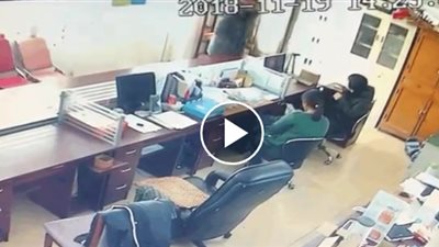 فيديو| محدش قدك ولا إيه.. رجل يعتدي على امرأة في عملها 