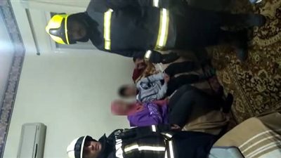 صور| إنقاذ سيدة مسنة وطفلين محتجزين بمسكنهم  بالنزهة ومدينة نصر
