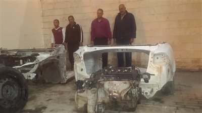القبض على 4 أشخاص أثناء تقطيعهم سيارة مسروقة داخل ورشة بالمقطم