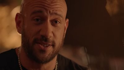 صور| أحمد مكي يضع عصفورا فوق رأسه .. والسبب ؟