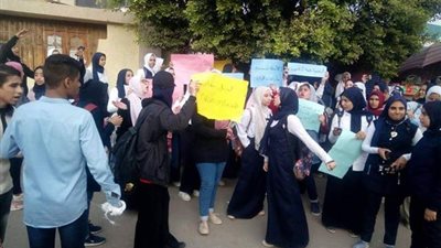 طلاب الصف الأول الثانوي ببني سويف ينظمون وقفة ضد النظام التعليمي الجديد