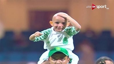 صور.. الإنسانية فضلوها على الكرة.. لقطة رائعة في لقاء الاتحاد والطلائع لطفل مصاب بالسرطان