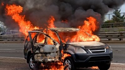 150 شخصًا يحرقون سيارة أمام السفارة الروسية بأوكرانيا