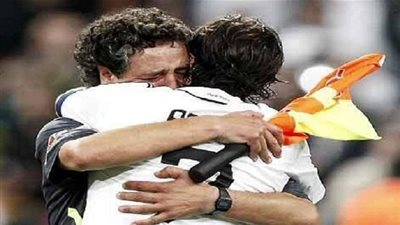 قصة صورة.. حكم المباراة يحتضن قائد ريال مدريد بالدموع