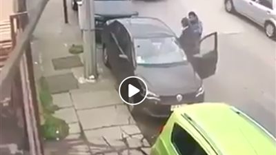 محاولة سرقة كوميدية .. 4 لصوص يعتدون على شخص لسرقة سيارته وهذا كان رده !