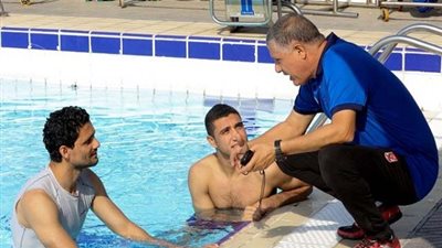 نجيب وربيعة يؤديان تدريبات تأهيلية في حمام السباحة