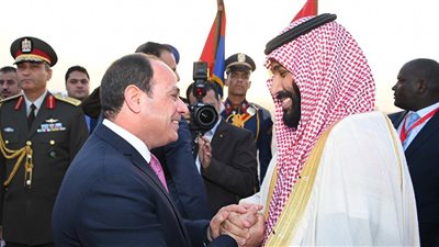 الرئيس السيسي يستقبل ولي العهد السعودي محمد بن سلمان بمطار القاهرة 