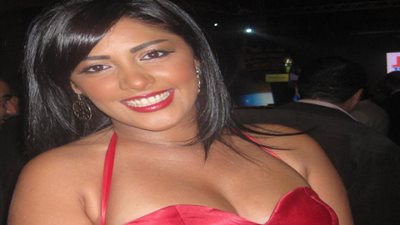 بعد عودتها من العمرة .. إطلالة ساخنة لنرمين ماهر في مهرجان القاهرة تثير الجدل