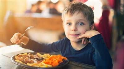 4 خطوات تساعد ابنك يأكل بشهية.. منها رؤية الأكل