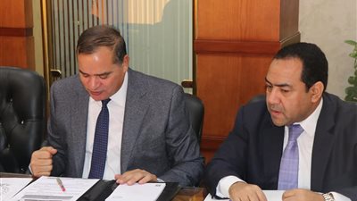 رئيس جامعة سوهاج يناقش تثبيت العمالة المؤقتة