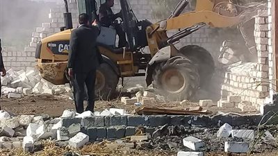 إزالة 12 حالة تعدِ على الأراضى الزراعية بمدينة بنها