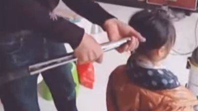 فيديو| كفاية يا حج.. أب يمشط شعر ابنته بطريقة مضحكة 