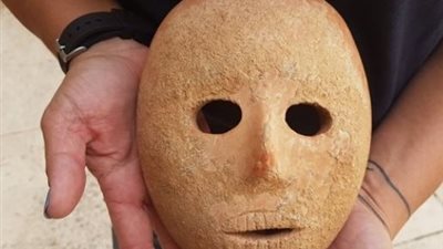 فيديو .. إسرائيل تكشف عن قناع حجري أثري يعود تاريخه إلى 9 آلاف عام
