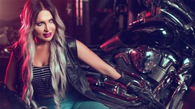 صور| زينة العلمي تدخل تحدي البايكرز بإطلالة اكشن