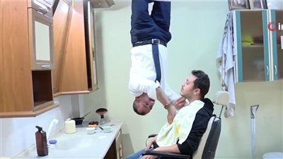 أنت بتعمل أيه ..الحلاق الخفاش .. لن تتوقع ماذا يفعل