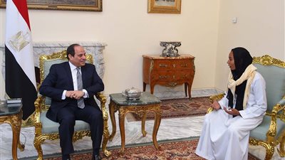 صور| استقبال الرئيس السيسي لسائقة تروسيكل الأقصر بالاتحادية