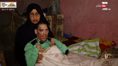 فيديو | الحاجة وديدة ترعى ابنها المعاق وتحلم بمساعدة شهرية وحج بيت الله