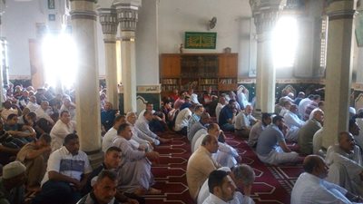 صور.. المئات يؤدون صلاة الجمعة بمسجد التوبة بدمنهور