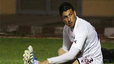 الهاني سليمان يشتبك مع المصورين بين شوطي الزمالك والاتحاد