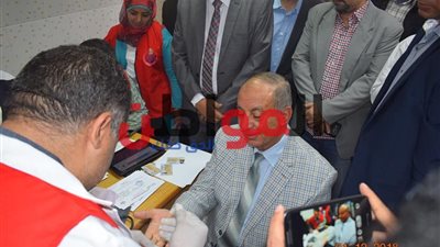محافظ البحر الأحمر يجري تحليل فيروس سي ضمن مبادرة 100 مليون صحة