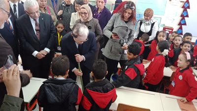 صور| السفير الياباني في مصر يكنس أحد الفصول بالعبور .. التفاصيل 