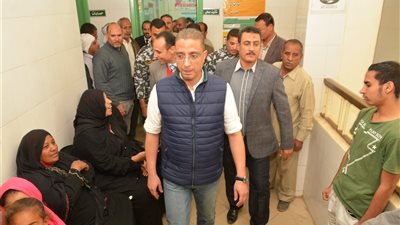 صور.. محافظ سوهاج يتفقد مبادرة 100 مليون صحة