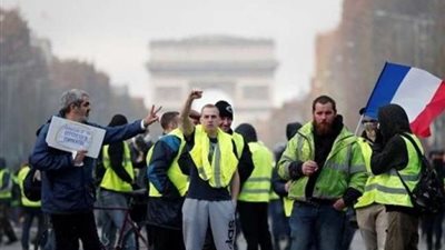 الحكومة الفرنسية تصرخ.. ومتظاهرو باريس في طريقهم لاقتحام برج إيفل