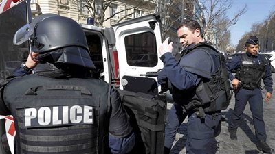 شرطة باريس تعجز عن الصمود وتدفع بتعزيزات أمنية في محيط إيفل